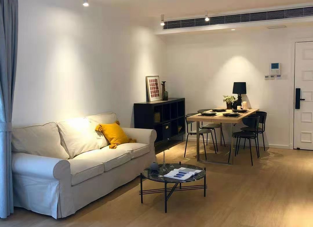 3-bed, 2-bath unit at Haisi Tower on Huashan Road. 110 sqm, 12th floor, south-facing, underfloor heating. Near Jiaotong University Station. 20,000 RMB/month.