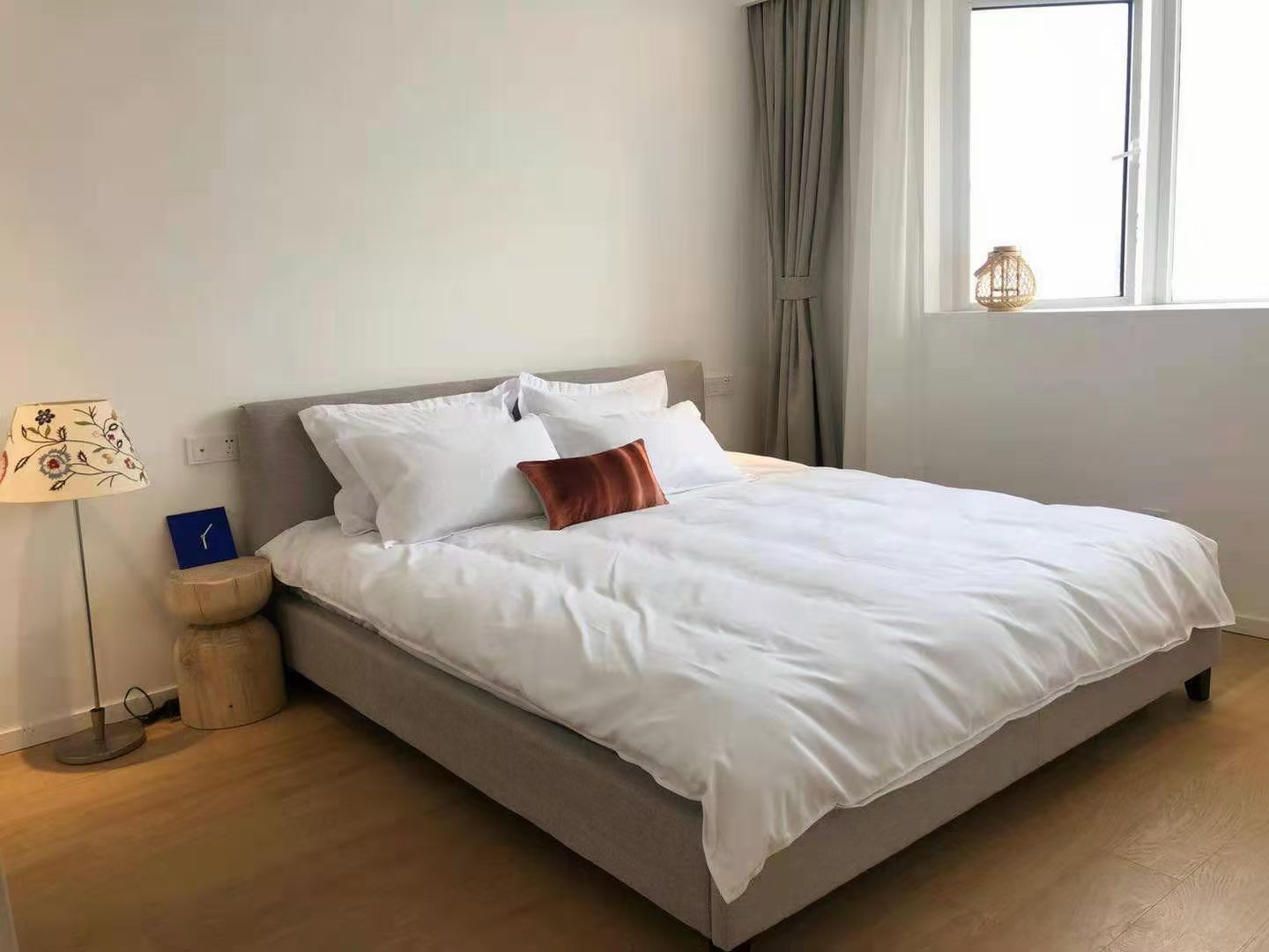 haisi-tower-huashan-road-3-bed-2-bath-floor-heating-ffc-shanghai-rentals (2) 3-bed, 2-bath unit at Haisi Tower on Huashan Road. 110 sqm, 12th floor, south-facing, underfloor heating. Near Jiaotong University Station. 20,000 RMB/month.
