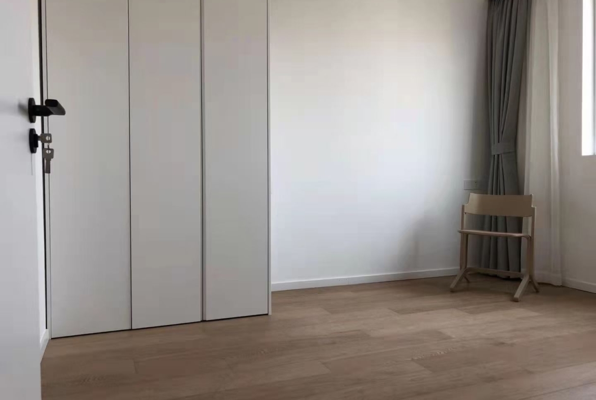 3-bed, 2-bath unit at Haisi Tower on Huashan Road. 110 sqm, 12th floor, south-facing, underfloor heating. Near Jiaotong University Station. 20,000 RMB/month.