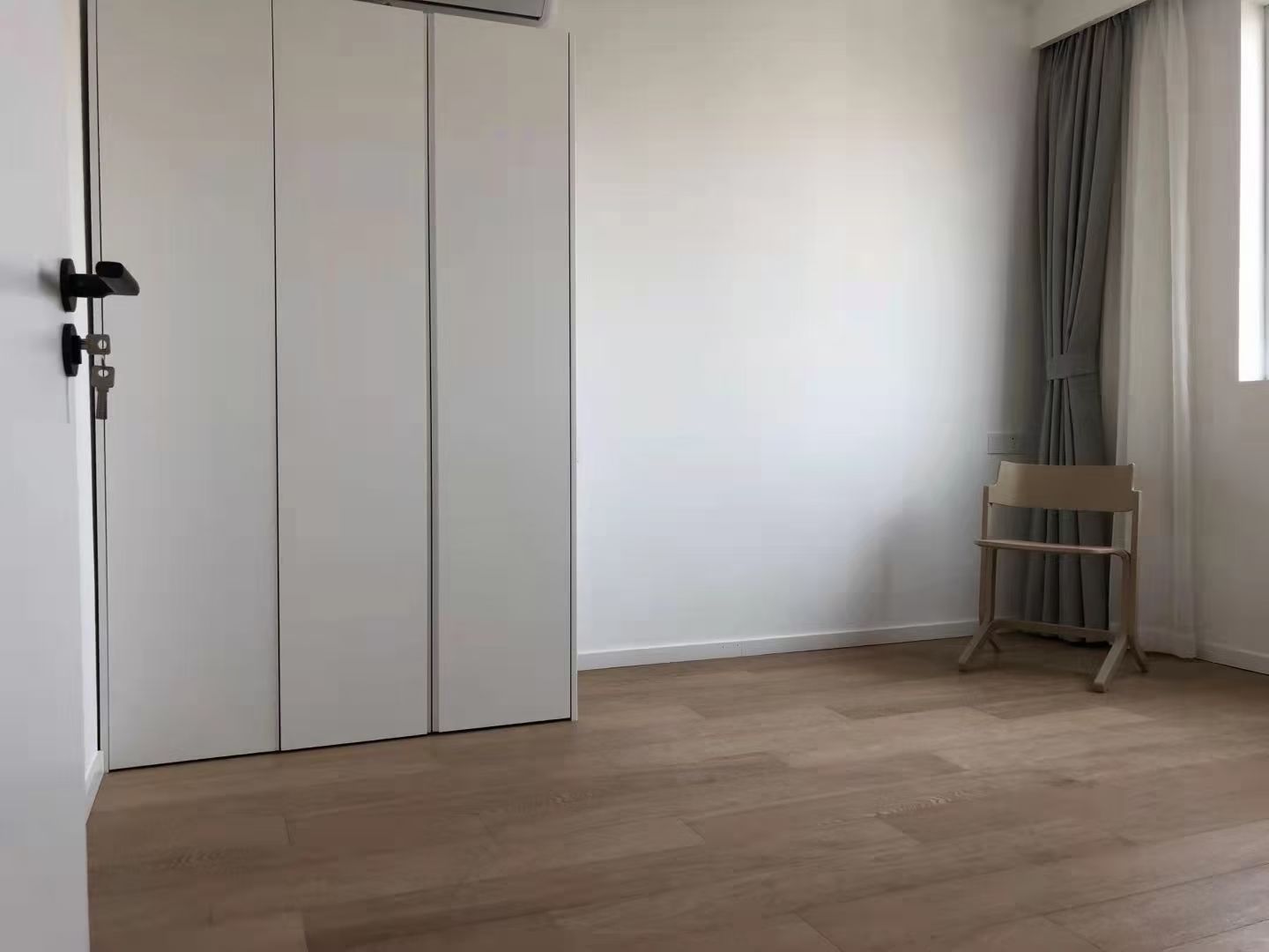 haisi-tower-huashan-road-3-bed-2-bath-floor-heating-ffc-shanghai-rentals (3) 3-bed, 2-bath unit at Haisi Tower on Huashan Road. 110 sqm, 12th floor, south-facing, underfloor heating. Near Jiaotong University Station. 20,000 RMB/month.