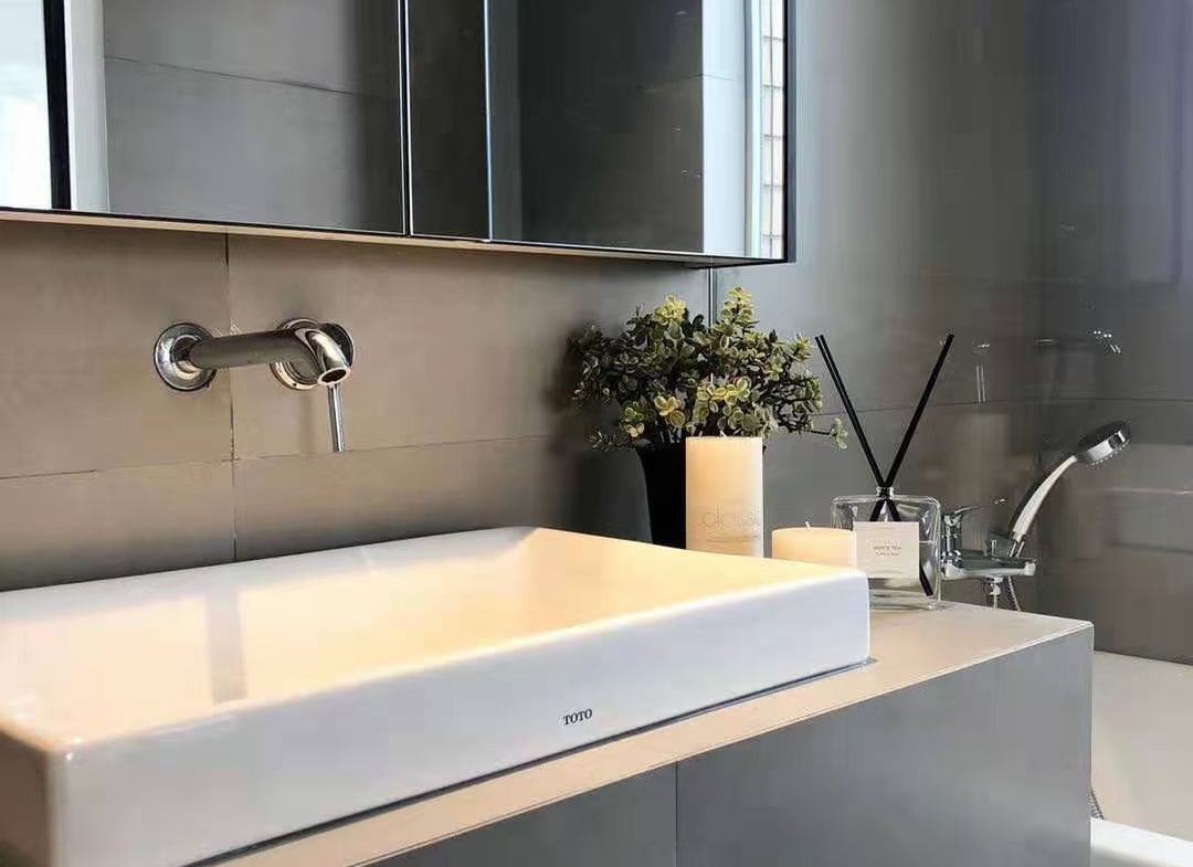 3-bed, 2-bath unit at Haisi Tower on Huashan Road. 110 sqm, 12th floor, south-facing, underfloor heating. Near Jiaotong University Station. 20,000 RMB/month.