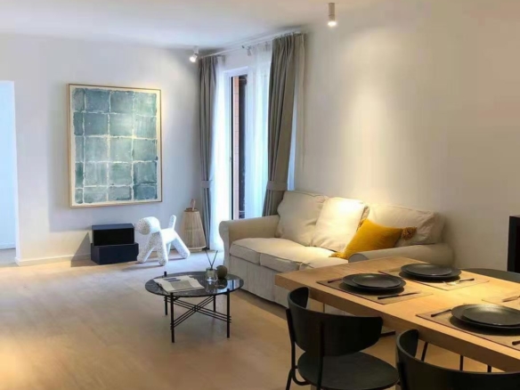 3-bed, 2-bath unit at Haisi Tower on Huashan Road. 110 sqm, 12th floor, south-facing, underfloor heating. Near Jiaotong University Station. 20,000 RMB/month.