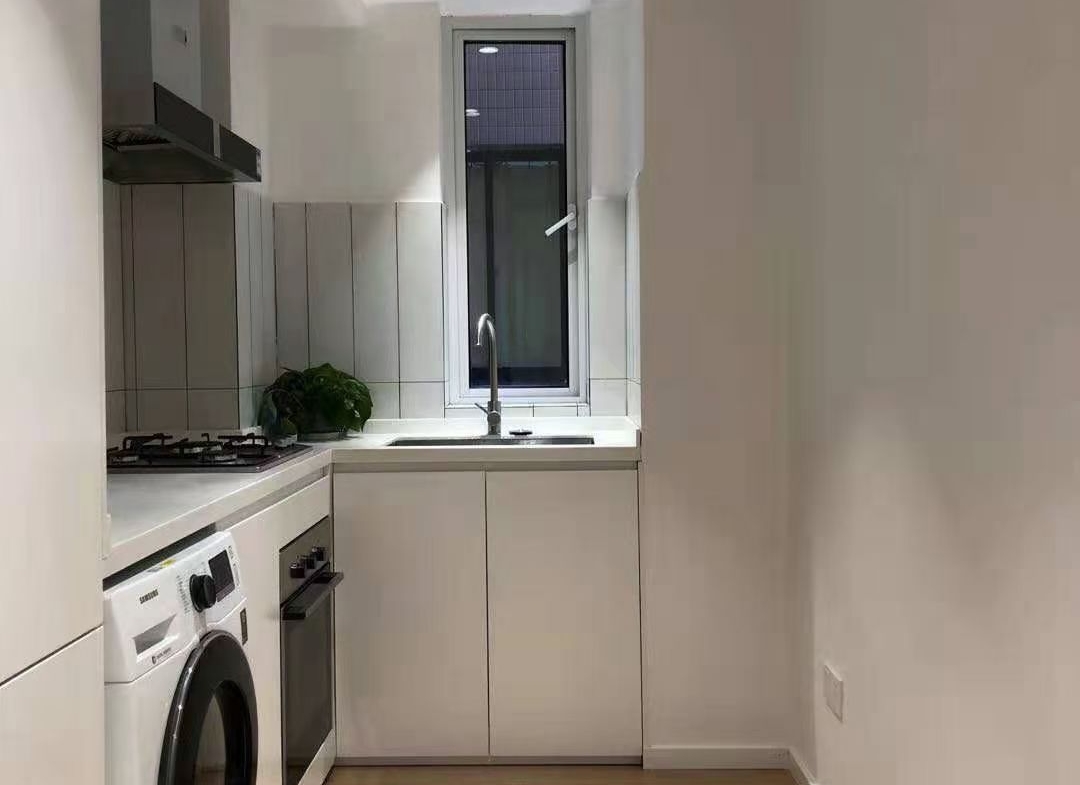 3-bed, 2-bath unit at Haisi Tower on Huashan Road. 110 sqm, 12th floor, south-facing, underfloor heating. Near Jiaotong University Station. 20,000 RMB/month.