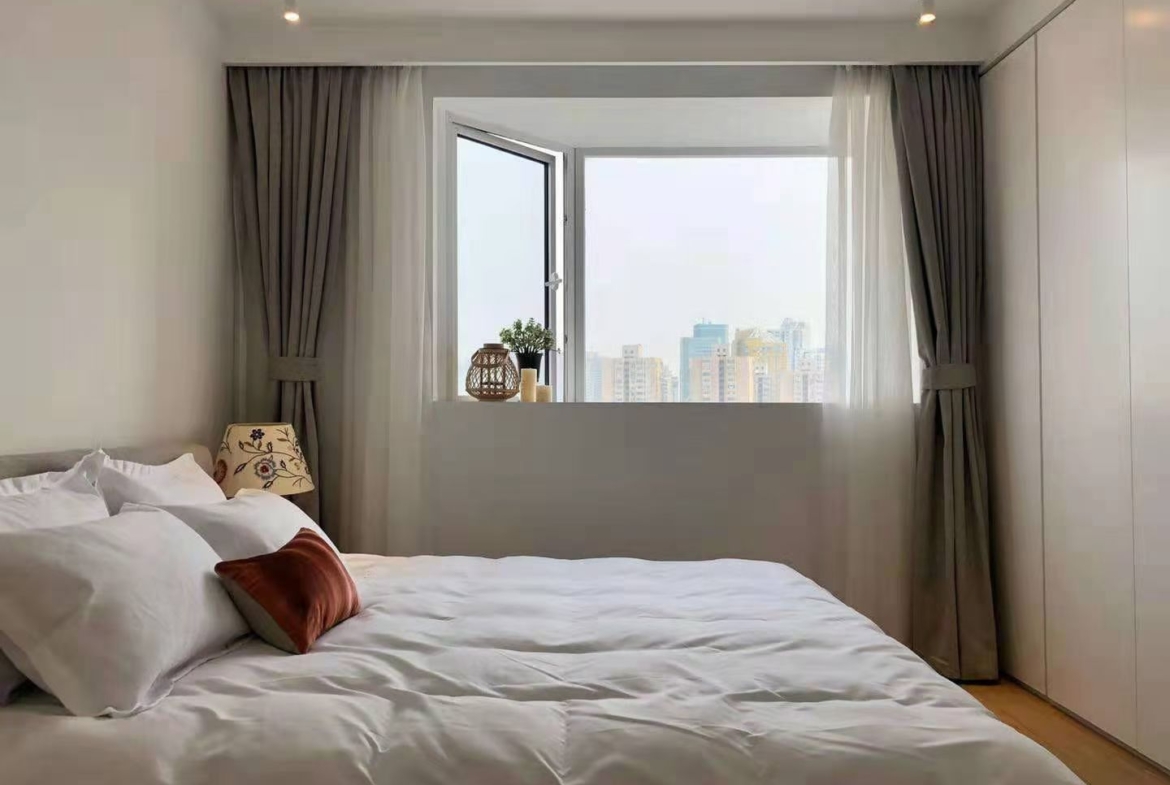 3-bed, 2-bath unit at Haisi Tower on Huashan Road. 110 sqm, 12th floor, south-facing, underfloor heating. Near Jiaotong University Station. 20,000 RMB/month.