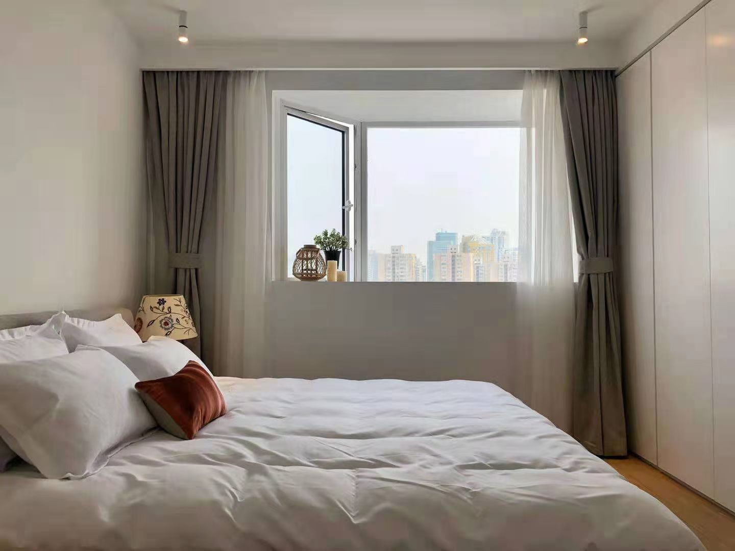 haisi-tower-huashan-road-3-bed-2-bath-floor-heating-ffc-shanghai-rentals (7) 3-bed, 2-bath unit at Haisi Tower on Huashan Road. 110 sqm, 12th floor, south-facing, underfloor heating. Near Jiaotong University Station. 20,000 RMB/month.