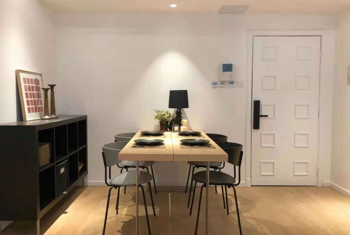 3-bed, 2-bath unit at Haisi Tower on Huashan Road. 110 sqm, 12th floor, south-facing, underfloor heating. Near Jiaotong University Station. 20,000 RMB/month.