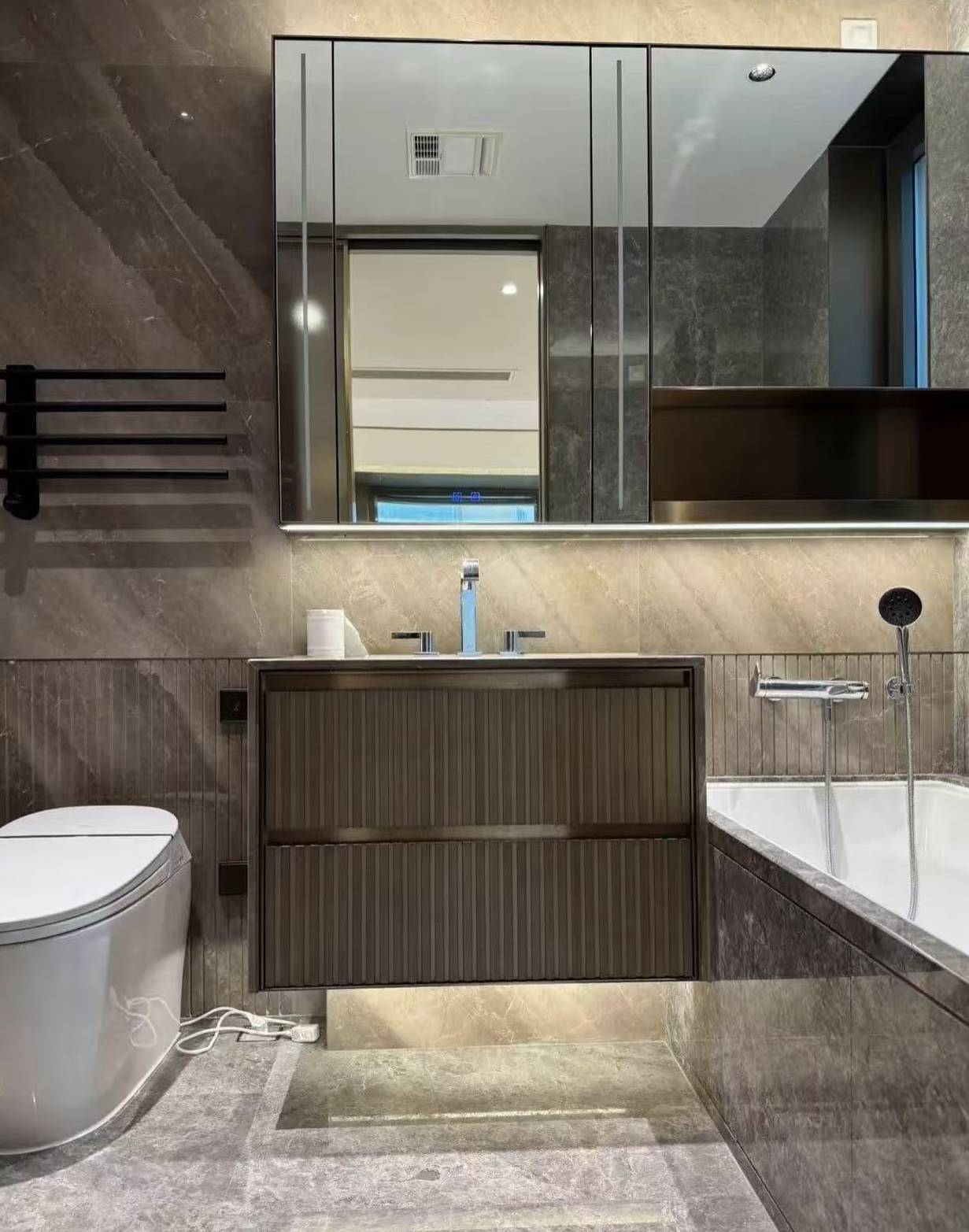 hong-yin-li-jingan-3-bed-2-bath-floor-heating-shanghai-rentals (3) 3-bed, 3-bath unit at Hong Yin Li in Old Jing'an. 147 sqm, underfloor heating, central AC, floor-to-ceiling windows, brand appliances. 35,000 RMB/month.