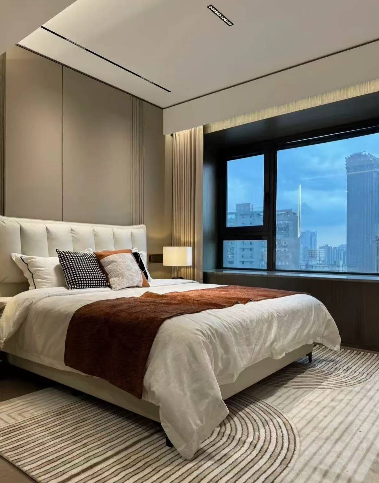 hong-yin-li-jingan-3-bed-2-bath-floor-heating-shanghai-rentals (5) 3-bed, 3-bath unit at Hong Yin Li in Old Jing'an. 147 sqm, underfloor heating, central AC, floor-to-ceiling windows, brand appliances. 35,000 RMB/month.