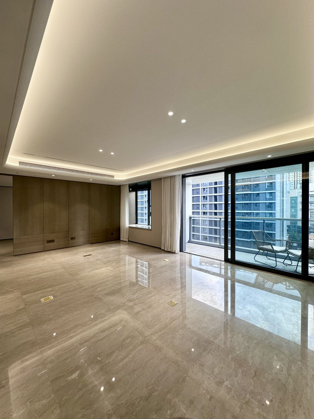 hong-yin-li-jingan-4-bed-3-bath-smart-home-brand-new-compound-shanghai-rentals (1) Brand new 4-bed, 3-bath unit at Hong Yin Li in Old Jing'an. 226 sqm, one unit per floor,超大横厅, underfloor heating, central AC. 53,800 RMB/month.