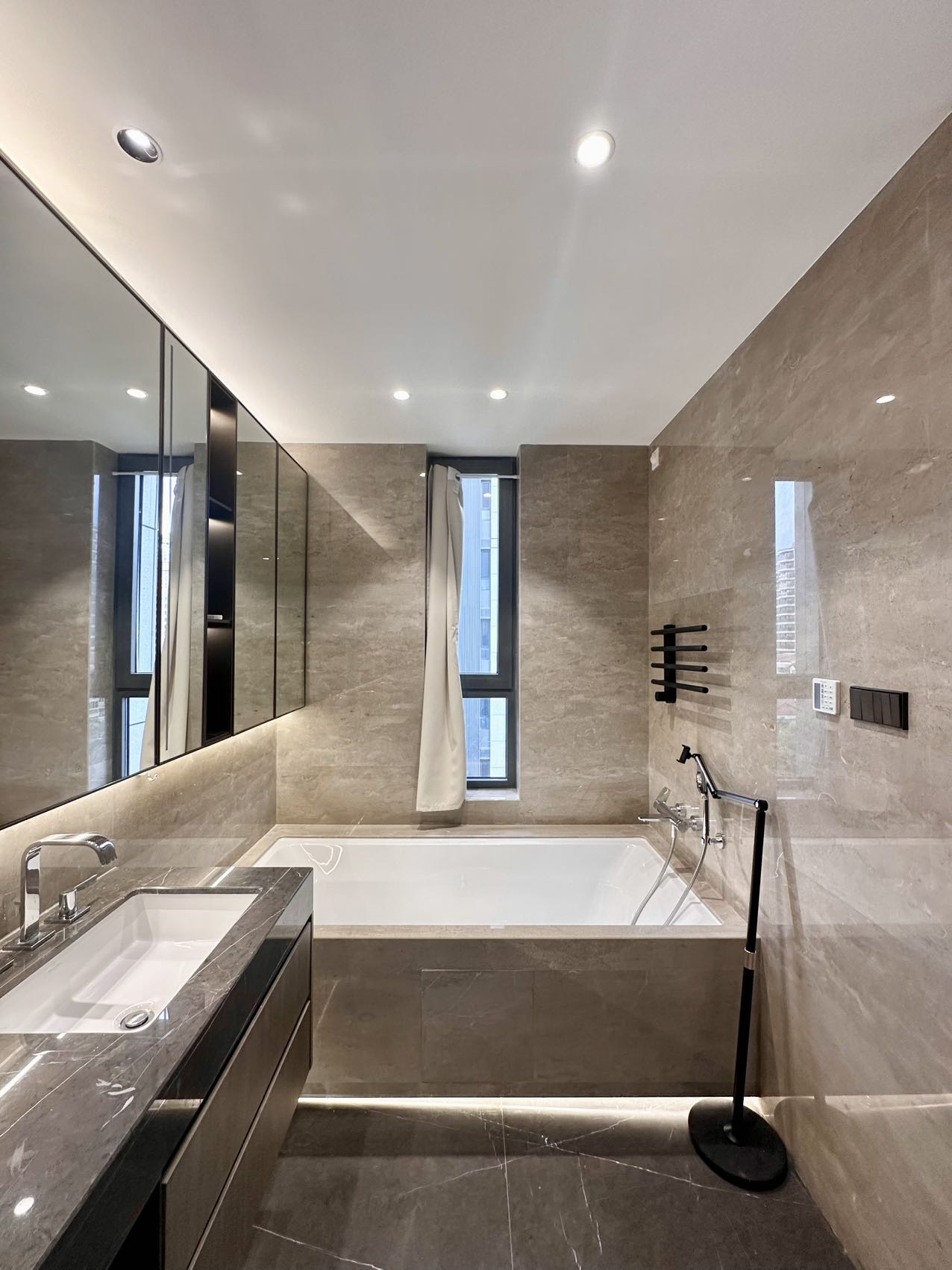 hong-yin-li-jingan-4-bed-3-bath-smart-home-brand-new-compound-shanghai-rentals (10) Brand new 4-bed, 3-bath unit at Hong Yin Li in Old Jing'an. 226 sqm, one unit per floor,超大横厅, underfloor heating, central AC. 53,800 RMB/month.