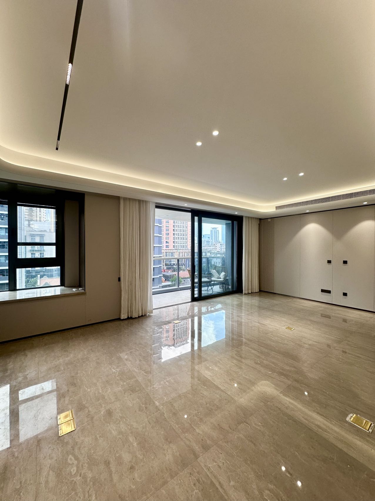 hong-yin-li-jingan-4-bed-3-bath-smart-home-brand-new-compound-shanghai-rentals (2) Brand new 4-bed, 3-bath unit at Hong Yin Li in Old Jing'an. 226 sqm, one unit per floor,超大横厅, underfloor heating, central AC. 53,800 RMB/month.