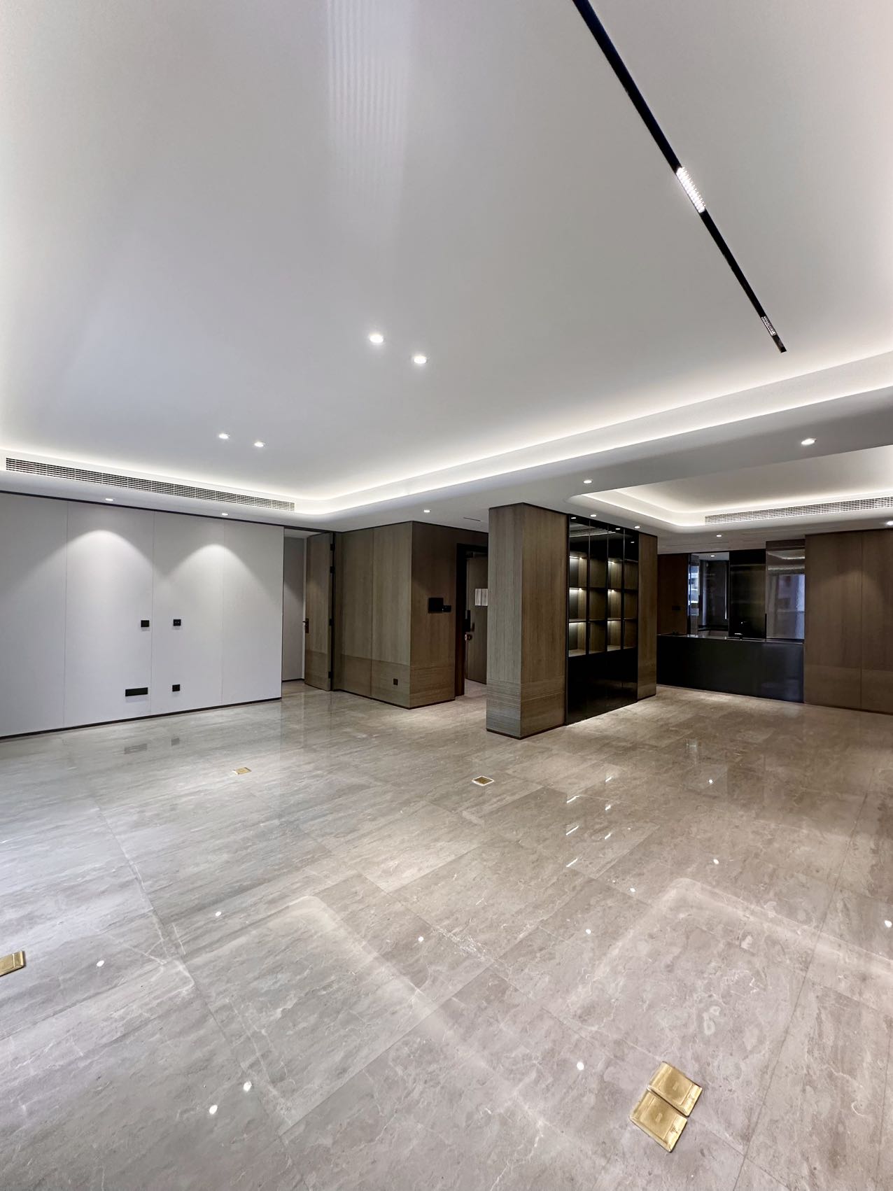 hong-yin-li-jingan-4-bed-3-bath-smart-home-brand-new-compound-shanghai-rentals (3) Brand new 4-bed, 3-bath unit at Hong Yin Li in Old Jing'an. 226 sqm, one unit per floor,超大横厅, underfloor heating, central AC. 53,800 RMB/month.