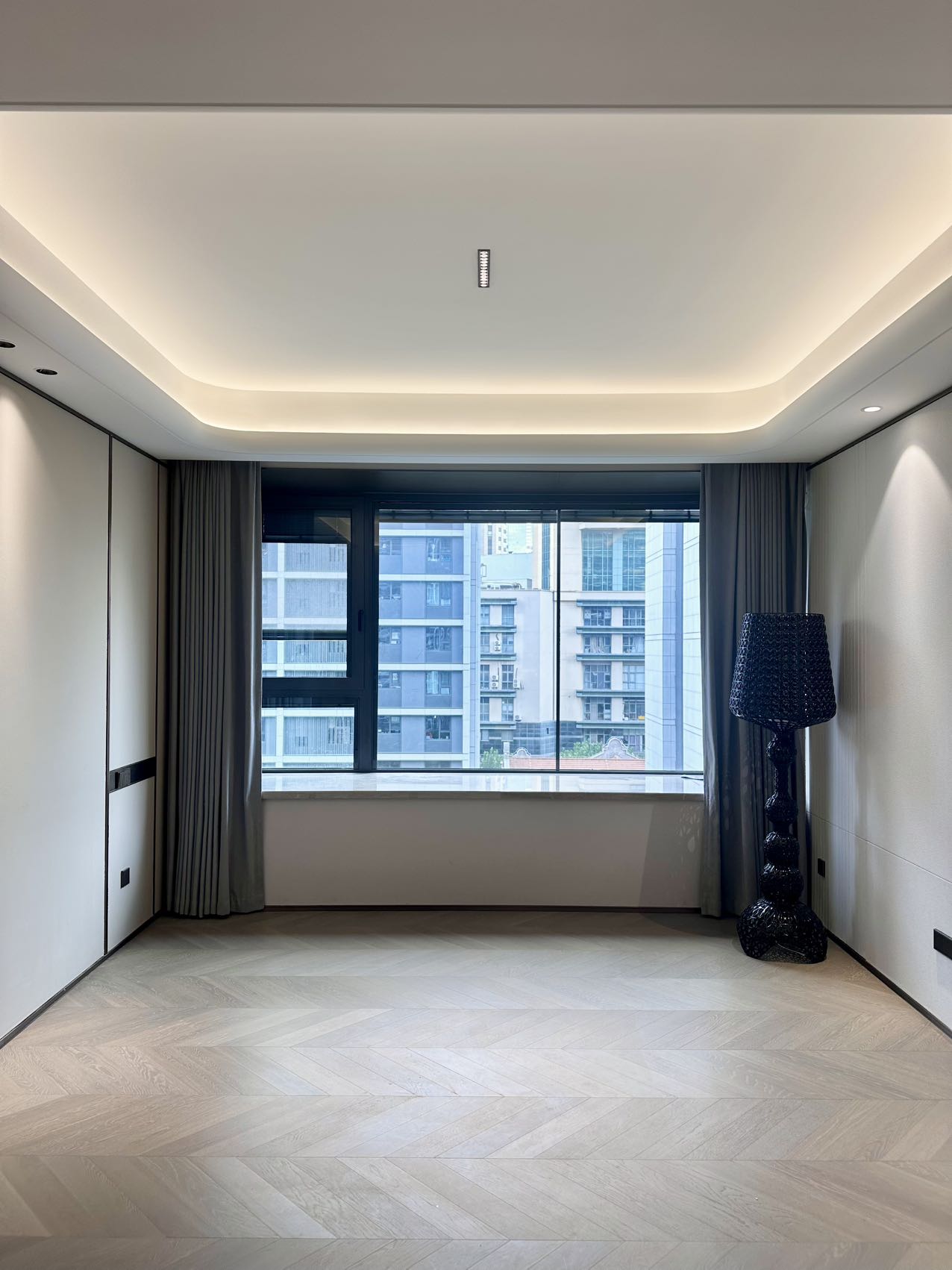 hong-yin-li-jingan-4-bed-3-bath-smart-home-brand-new-compound-shanghai-rentals (4) Brand new 4-bed, 3-bath unit at Hong Yin Li in Old Jing'an. 226 sqm, one unit per floor,超大横厅, underfloor heating, central AC. 53,800 RMB/month.