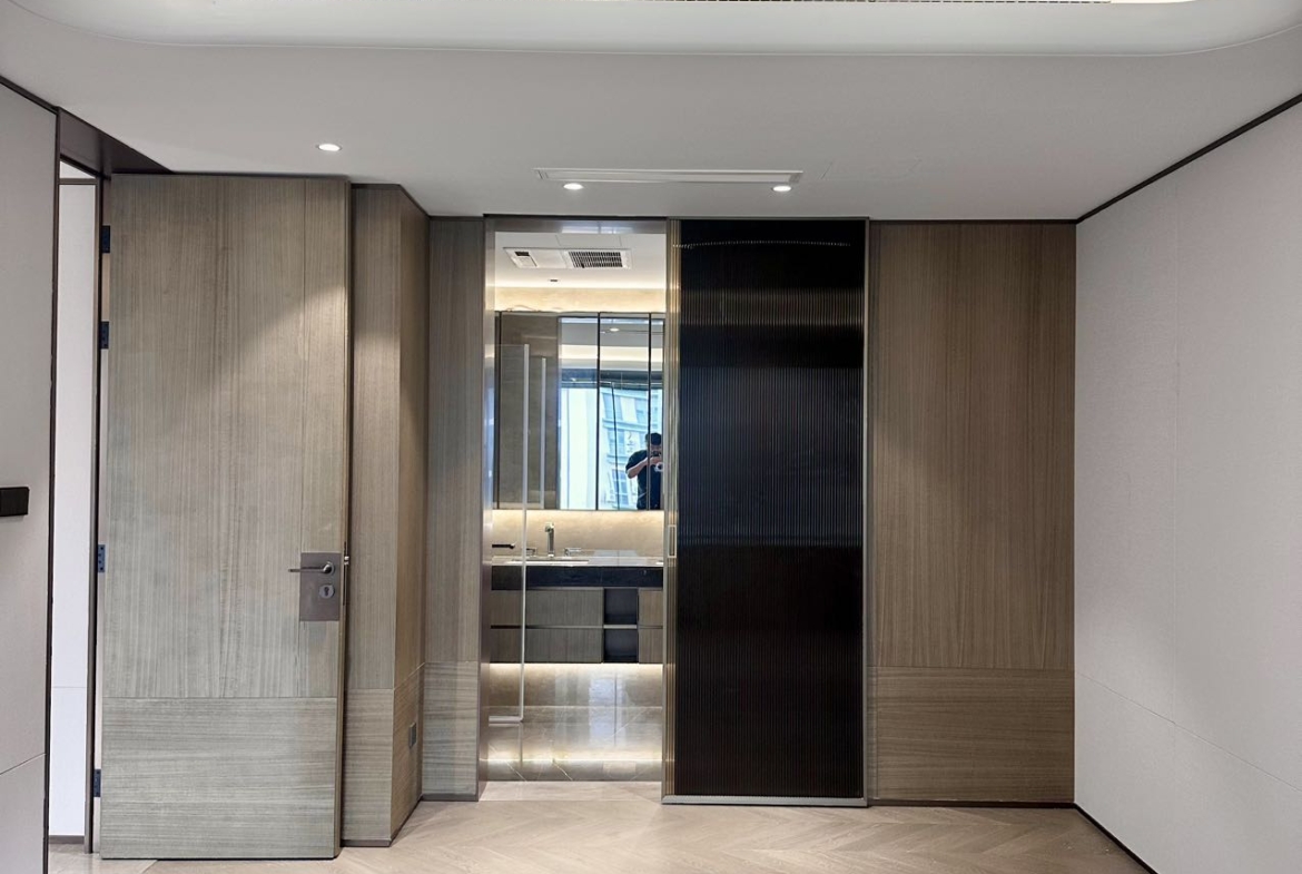 Brand new 4-bed, 3-bath unit at Hong Yin Li in Old Jing'an. 226 sqm, one unit per floor,超大横厅, underfloor heating, central AC. 53,800 RMB/month.