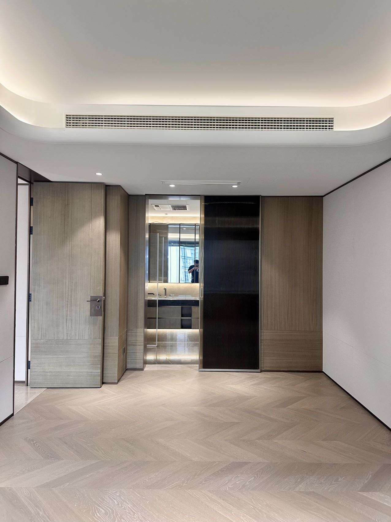 hong-yin-li-jingan-4-bed-3-bath-smart-home-brand-new-compound-shanghai-rentals (5) Brand new 4-bed, 3-bath unit at Hong Yin Li in Old Jing'an. 226 sqm, one unit per floor,超大横厅, underfloor heating, central AC. 53,800 RMB/month.