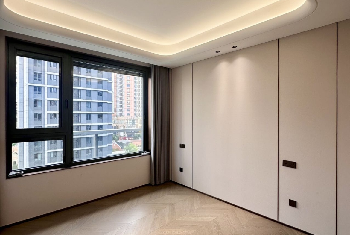 Brand new 4-bed, 3-bath unit at Hong Yin Li in Old Jing'an. 226 sqm, one unit per floor,超大横厅, underfloor heating, central AC. 53,800 RMB/month.