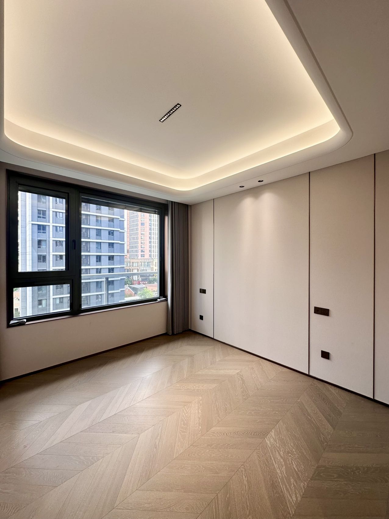 hong-yin-li-jingan-4-bed-3-bath-smart-home-brand-new-compound-shanghai-rentals (6) Brand new 4-bed, 3-bath unit at Hong Yin Li in Old Jing'an. 226 sqm, one unit per floor,超大横厅, underfloor heating, central AC. 53,800 RMB/month.