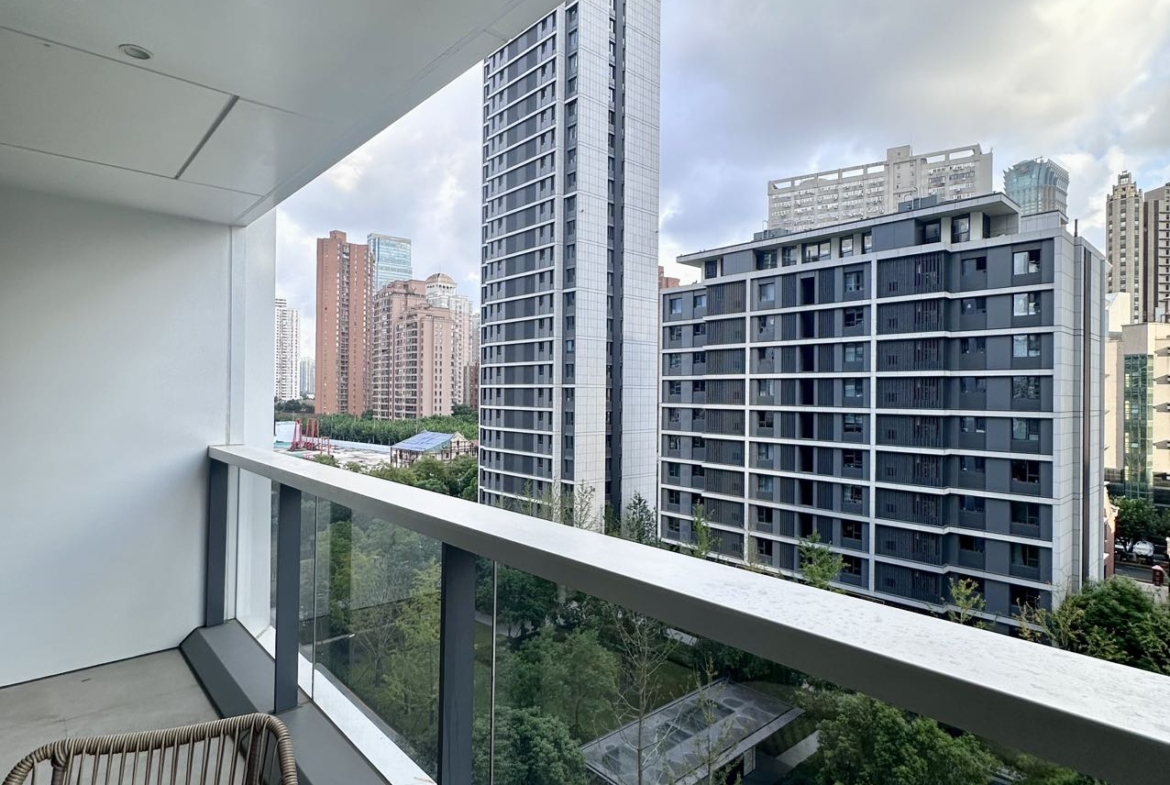 Brand new 4-bed, 3-bath unit at Hong Yin Li in Old Jing'an. 226 sqm, one unit per floor,超大横厅, underfloor heating, central AC. 53,800 RMB/month.