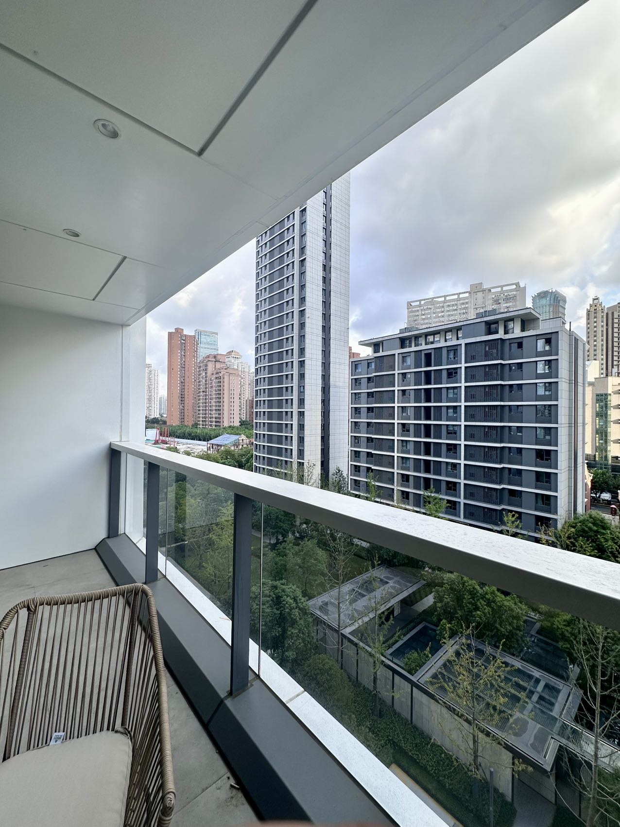 hong-yin-li-jingan-4-bed-3-bath-smart-home-brand-new-compound-shanghai-rentals (7) Brand new 4-bed, 3-bath unit at Hong Yin Li in Old Jing'an. 226 sqm, one unit per floor,超大横厅, underfloor heating, central AC. 53,800 RMB/month.