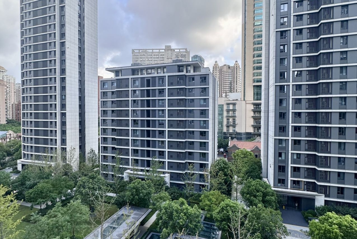 Brand new 4-bed, 3-bath unit at Hong Yin Li in Old Jing'an. 226 sqm, one unit per floor,超大横厅, underfloor heating, central AC. 53,800 RMB/month.