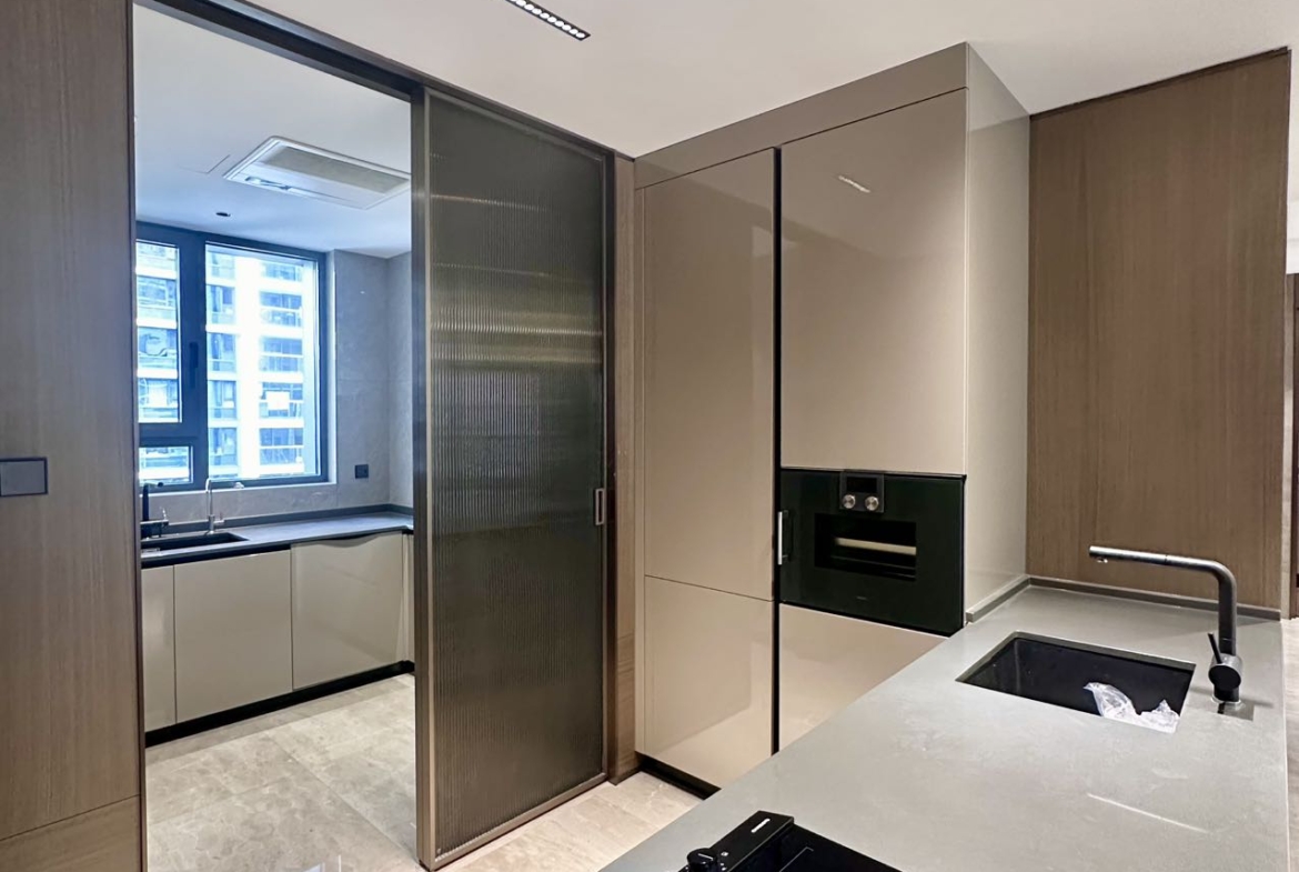 Brand new 4-bed, 3-bath unit at Hong Yin Li in Old Jing'an. 226 sqm, one unit per floor,超大横厅, underfloor heating, central AC. 53,800 RMB/month.