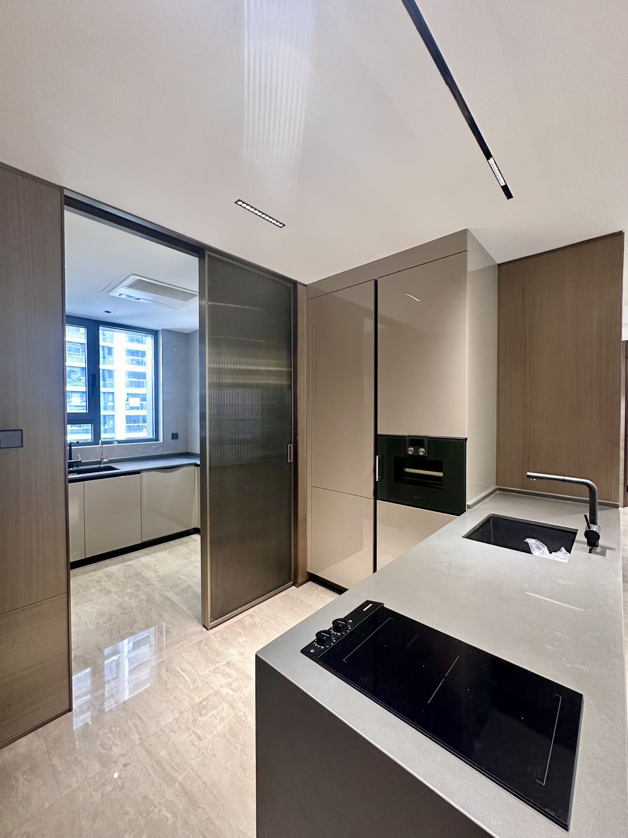 hong-yin-li-jingan-4-bed-3-bath-smart-home-brand-new-compound-shanghai-rentals (9) Brand new 4-bed, 3-bath unit at Hong Yin Li in Old Jing'an. 226 sqm, one unit per floor,超大横厅, underfloor heating, central AC. 53,800 RMB/month.
