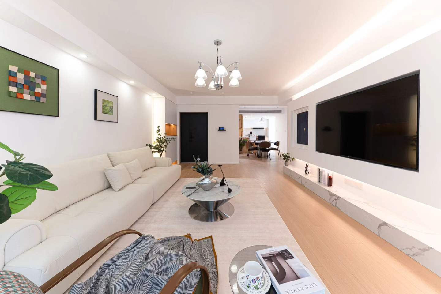 jingan-feng-hua-yuan-2-bed-2-bath-floor-heating-clubhouse-shanghai-rentals (1) 2-bed (converted from 3), 2-bath unit at Jing'an Fenghua Yuan. 160 sqm, walk-in closet, open kitchen, free clubhouse with pool and gym. 26,800 RMB/month.