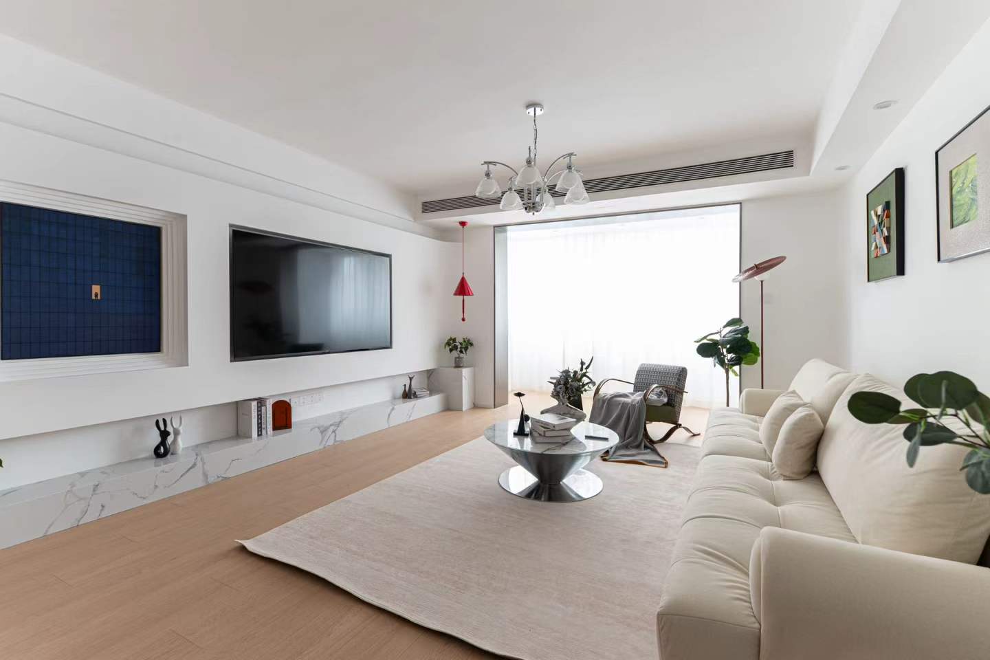 jingan-feng-hua-yuan-2-bed-2-bath-floor-heating-clubhouse-shanghai-rentals (3) 2-bed (converted from 3), 2-bath unit at Jing'an Fenghua Yuan. 160 sqm, walk-in closet, open kitchen, free clubhouse with pool and gym. 26,800 RMB/month.