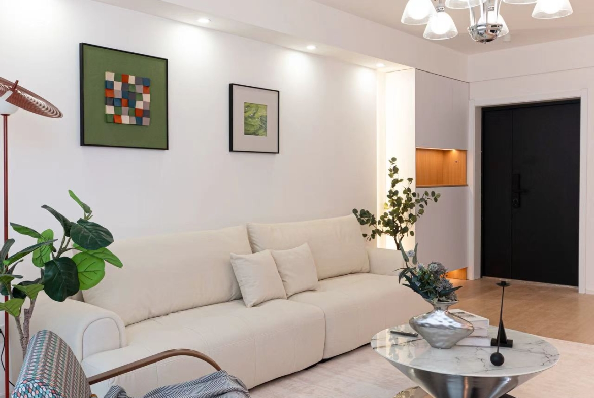 2-bed (converted from 3), 2-bath unit at Jing'an Fenghua Yuan. 160 sqm, walk-in closet, open kitchen, free clubhouse with pool and gym. 26,800 RMB/month.