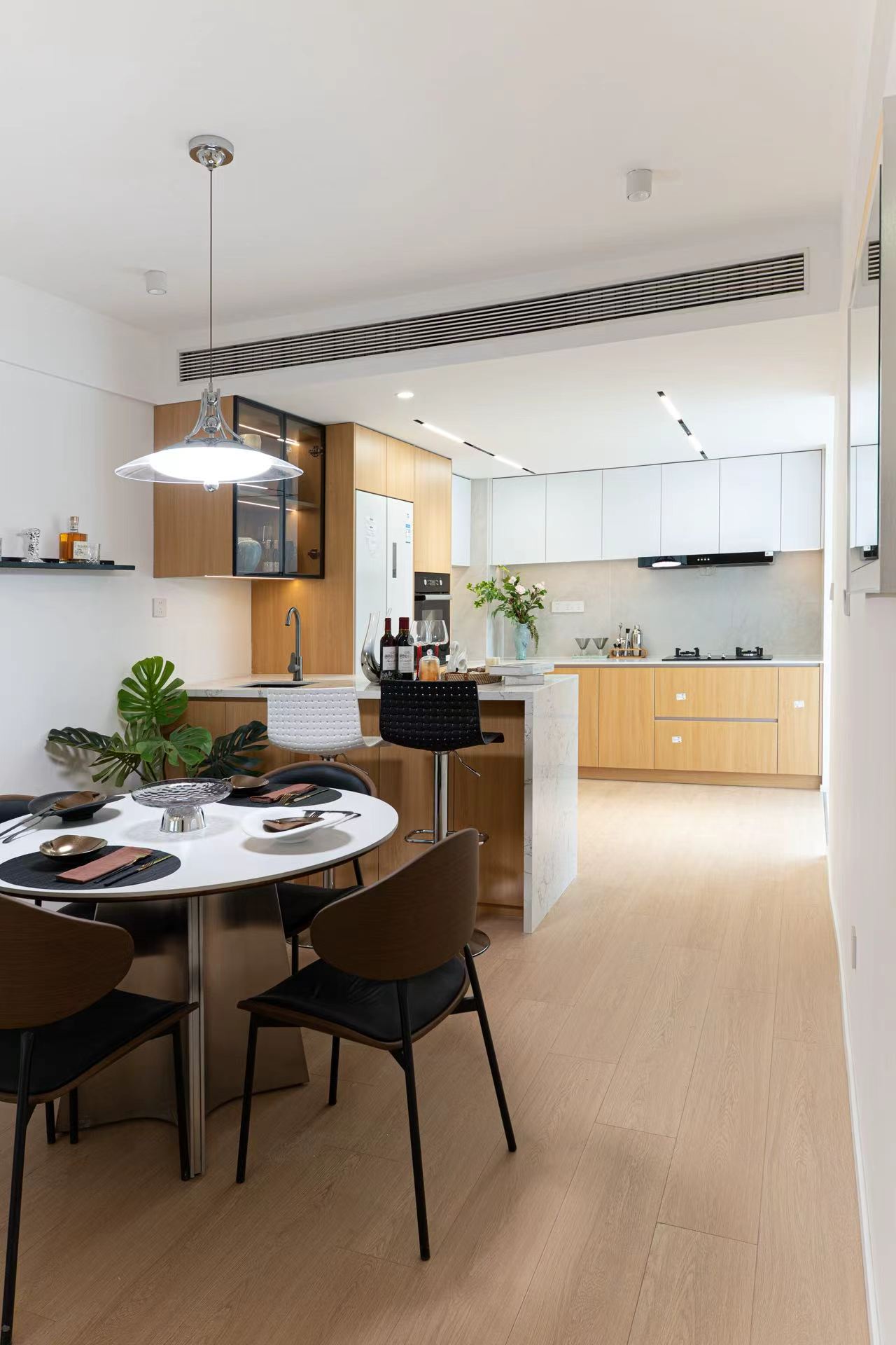 jingan-feng-hua-yuan-2-bed-2-bath-floor-heating-clubhouse-shanghai-rentals (5) 2-bed (converted from 3), 2-bath unit at Jing'an Fenghua Yuan. 160 sqm, walk-in closet, open kitchen, free clubhouse with pool and gym. 26,800 RMB/month.