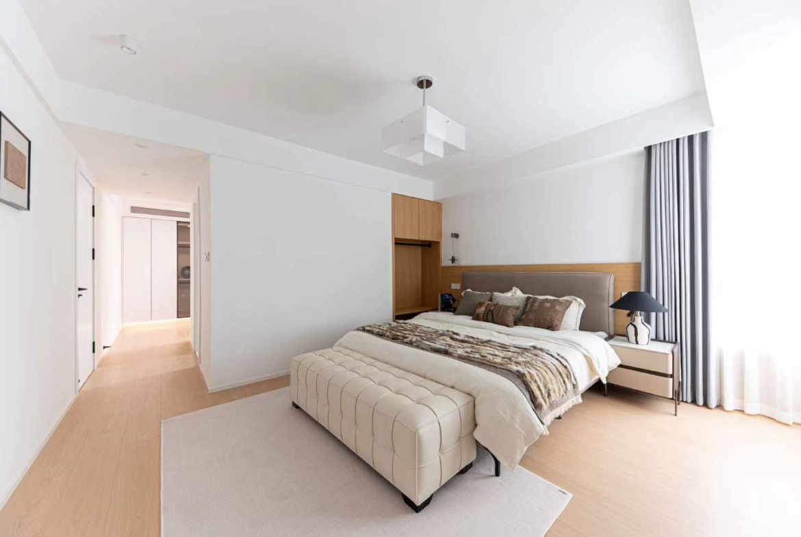 2-bed (converted from 3), 2-bath unit at Jing'an Fenghua Yuan. 160 sqm, walk-in closet, open kitchen, free clubhouse with pool and gym. 26,800 RMB/month.