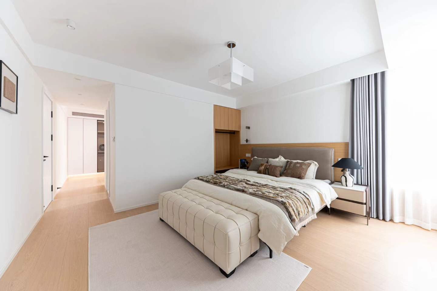 jingan-feng-hua-yuan-2-bed-2-bath-floor-heating-clubhouse-shanghai-rentals (6) 2-bed (converted from 3), 2-bath unit at Jing'an Fenghua Yuan. 160 sqm, walk-in closet, open kitchen, free clubhouse with pool and gym. 26,800 RMB/month.