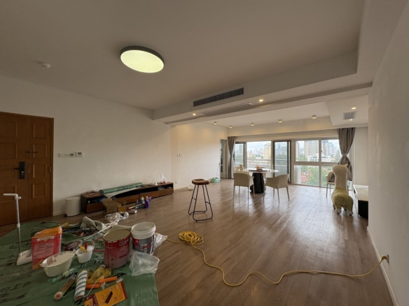 4-bed, 3-bath unit at Kingsville on Anfu Road. 238 sqm, central AC, underfloor heating, oven, dishwasher, minimalist renovation. 43,000 RMB/month.