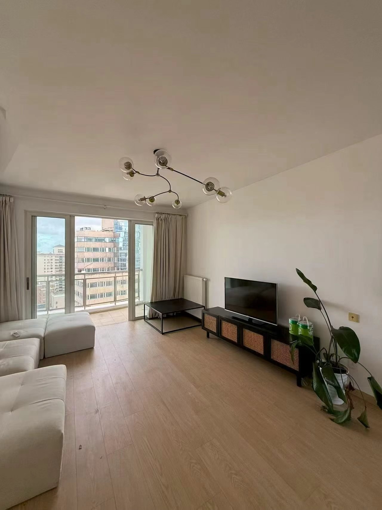 la-cite-xujiahui-3-bed-2-bath-penthouse-terrace-clubhouse-shanghai-rentals (6) Penthouse unit at La Cite in Xujiahui. 155 sqm, 3 beds, 2 baths, storage room, 100 sqm private terrace. Steps from metro. 28,500 RMB/month.