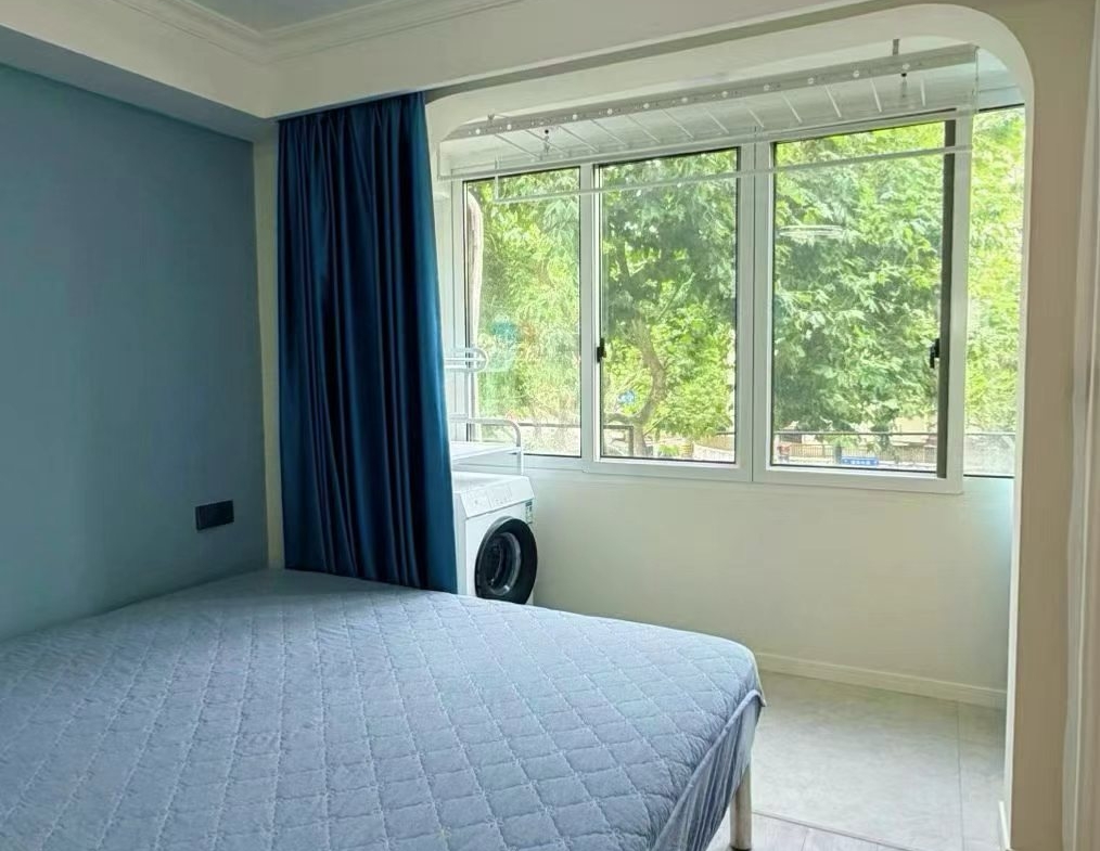 1-bed, 1-bath unit at Zhongnan Xincun on Huaihai Road. Double south-facing, central AC, underfloor heating, first rental. 11,800 RMB/month.