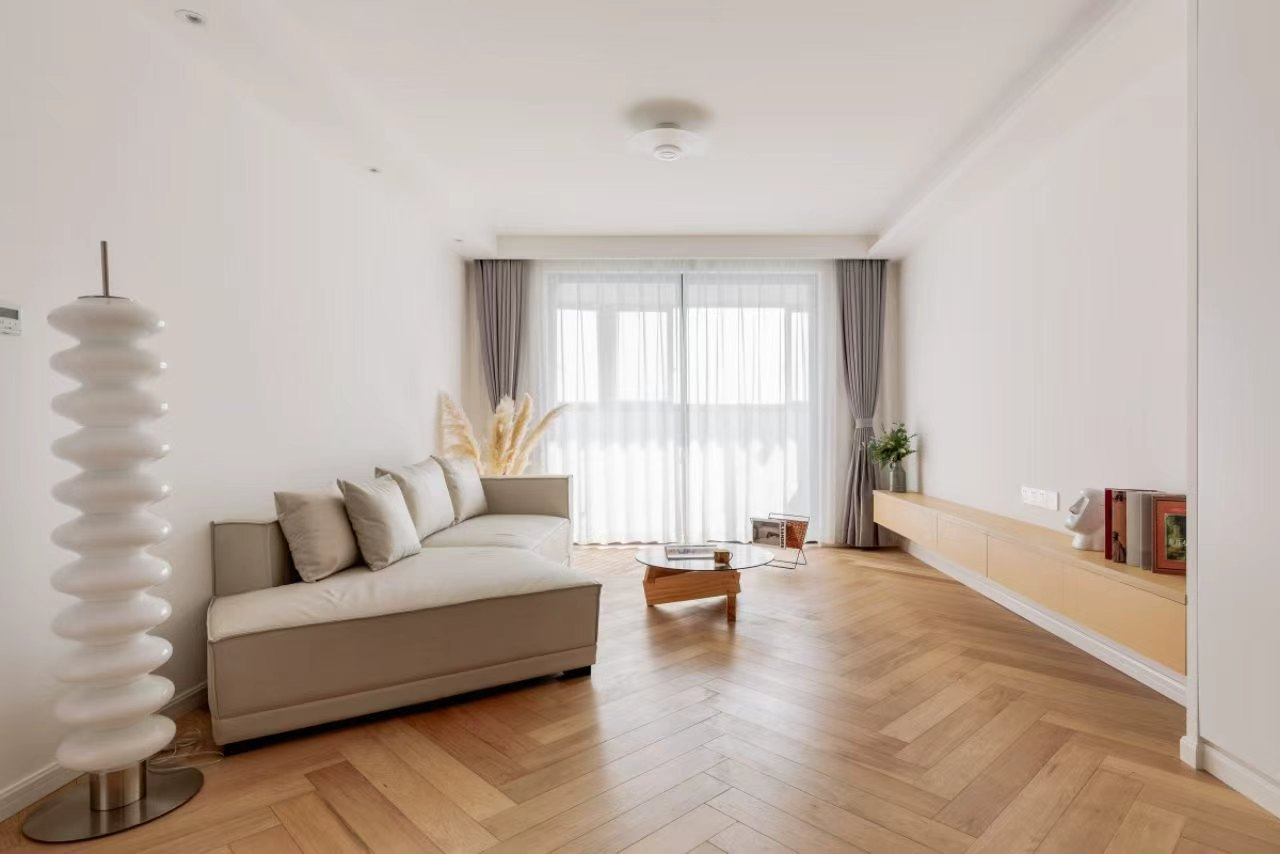 2-bed, 2-bath unit at Lilac Apartments. 130 sqm, underfloor heating, central AC, oven, dishwasher, high floor, parking available. 25,800 RMB/month.