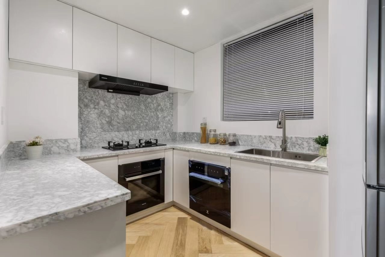 2-bed, 2-bath unit at Lilac Apartments. 130 sqm, underfloor heating, central AC, oven, dishwasher, high floor, parking available. 25,800 RMB/month.