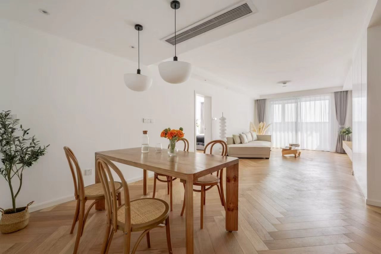 2-bed, 2-bath unit at Lilac Apartments. 130 sqm, underfloor heating, central AC, oven, dishwasher, high floor, parking available. 25,800 RMB/month.