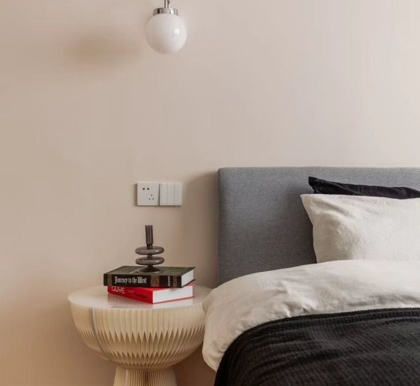 2-bed, 2-bath unit at Lilac Apartments. 130 sqm, underfloor heating, central AC, oven, dishwasher, high floor, parking available. 25,800 RMB/month.