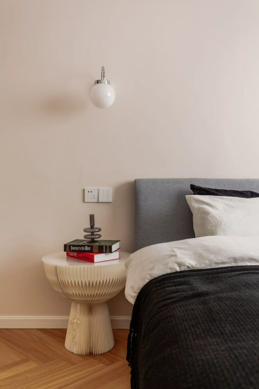 2-bed, 2-bath unit at Lilac Apartments. 130 sqm, underfloor heating, central AC, oven, dishwasher, high floor, parking available. 25,800 RMB/month.