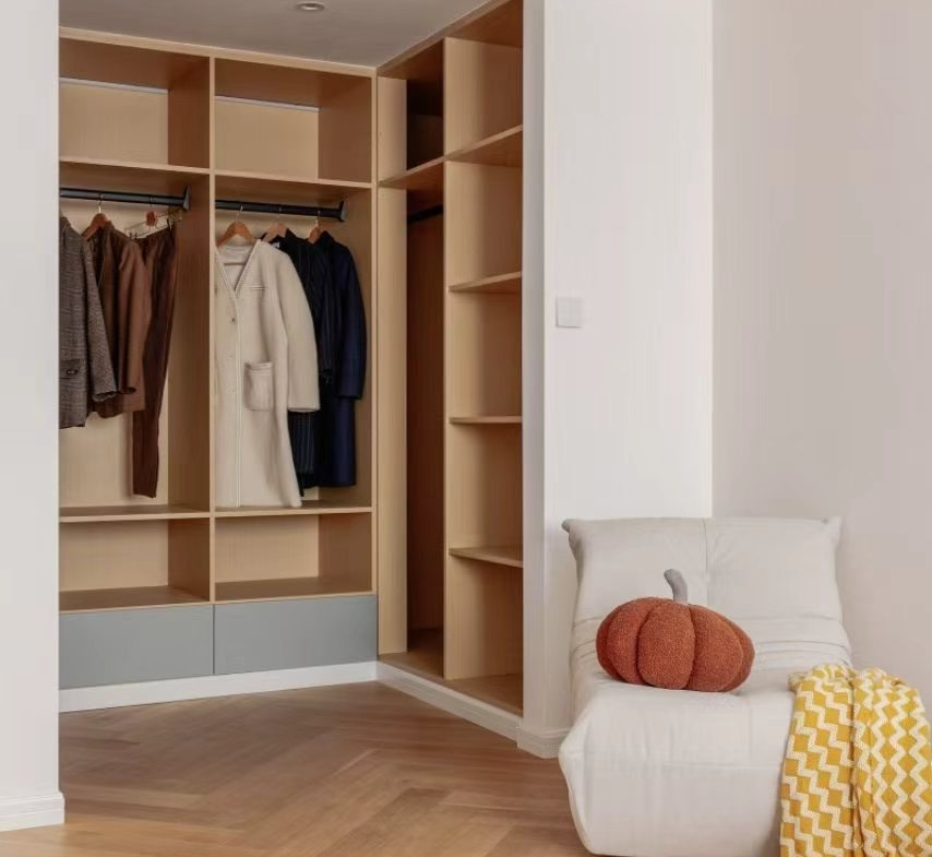 2-bed, 2-bath unit at Lilac Apartments. 130 sqm, underfloor heating, central AC, oven, dishwasher, high floor, parking available. 25,800 RMB/month.