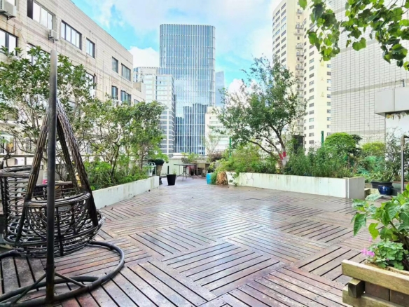 3+1 bedroom unit at Meiliyuan Apartment on Zhenning Road. 200 sqm, 200 sqm private roof garden, underfloor heating. Furnished 40,000 / unfurnished 35,000 RMB/month.