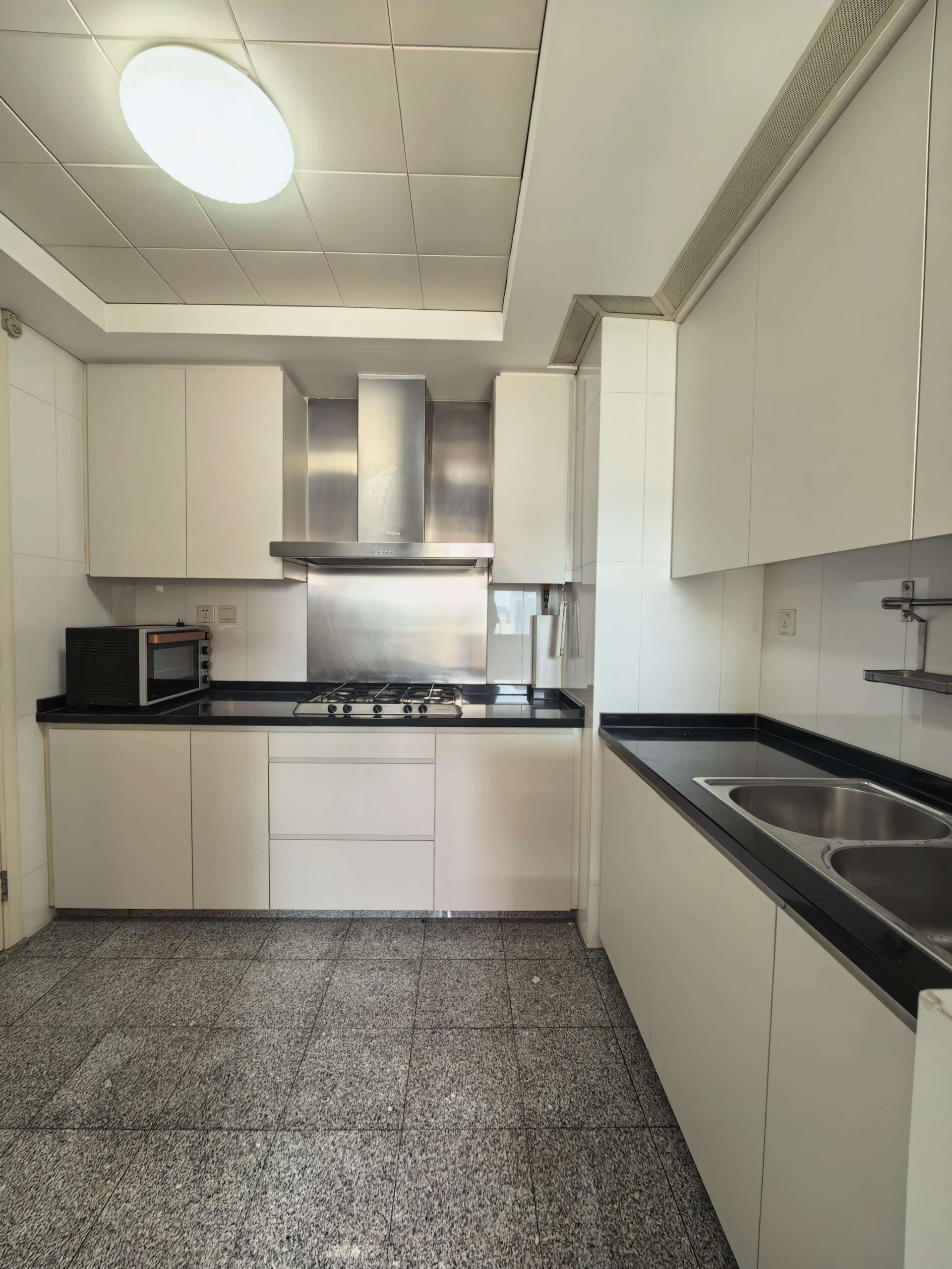 one-park-avenue-jingan-1-bed-1-bath-clubhouse-shanghai-rentals (4) 1-bed, 1-bath unit at One Park Avenue in Jing'an. 71 sqm, Building 10, 50% greenery, clubhouse with pool and gym. 14,500 RMB/month.
