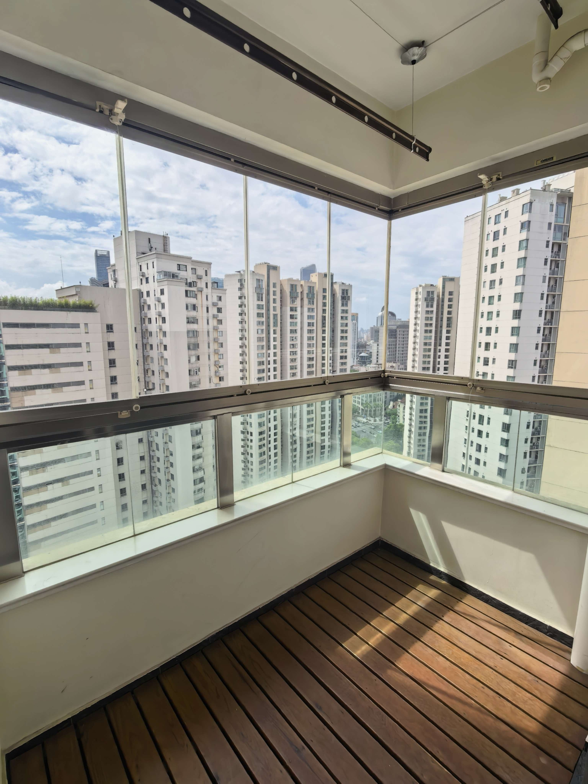 one-park-avenue-jingan-1-bed-1-bath-clubhouse-shanghai-rentals (6) 1-bed, 1-bath unit at One Park Avenue in Jing'an. 71 sqm, Building 10, 50% greenery, clubhouse with pool and gym. 14,500 RMB/month.