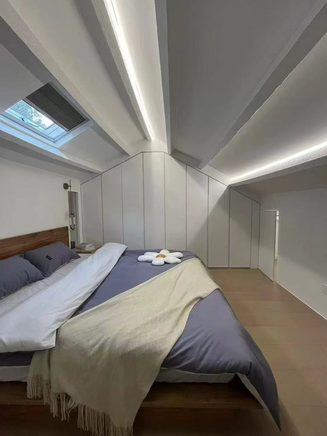 pingjiang-road-lane-house-4-bed-2-bath-wall-heating-terrace-ffc-shanghai-rentals (5) Renovated lane house on Pingjiang Road. 3+1 beds, 2 baths, 160 sqm, 4.2m ceilings, 30 sqm terrace, wall heating, central AC. 26,800 RMB/month.
