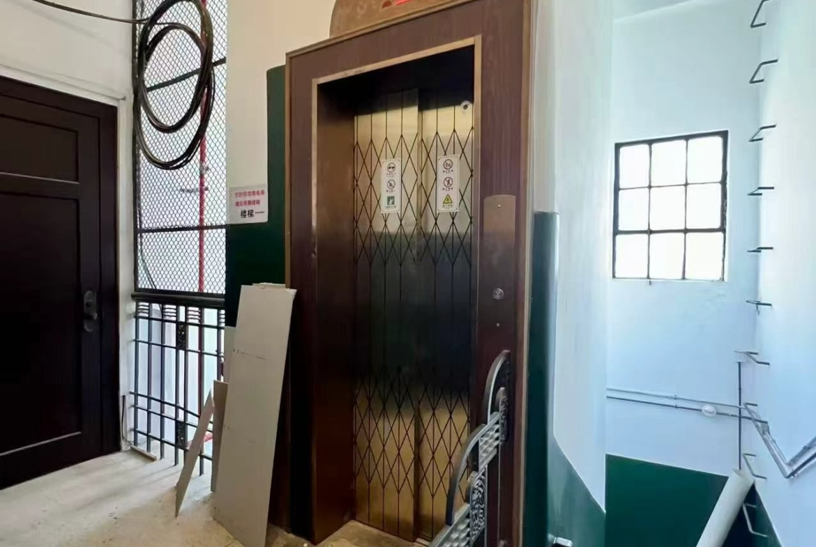 1-bed, 1-bath unit at Rui Hua Apartment on Changshu Road. 87 sqm, double south-facing, elevator, heritage building (1928), city views. 11,000 RMB/month.