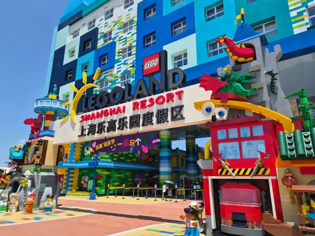 Shanghai finally has its own Legoland. After years of waiting, the resort opened in July 2025 in Fengjing Town, Jinshan District.