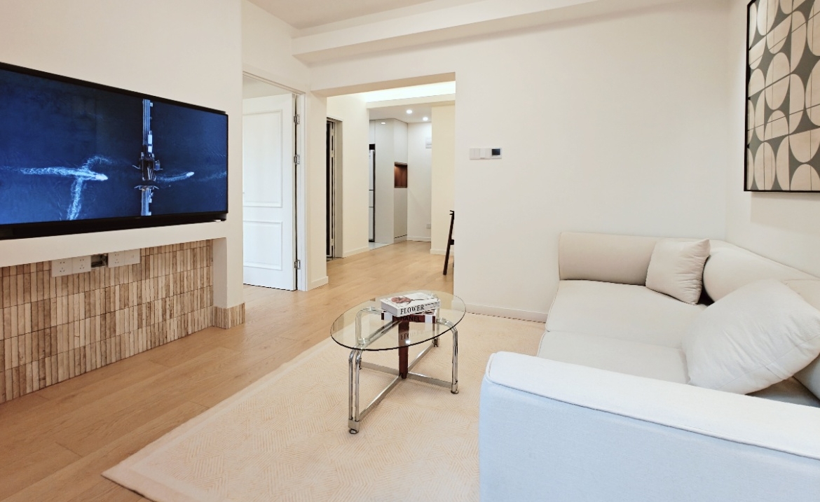 2-bed, 1-bath unit at Sihe Garden on Xinzha Road in Jing'an. 70 sqm, underfloor heating, separate living and dining rooms. Near Wuding Road Station. 14,500 RMB/month.