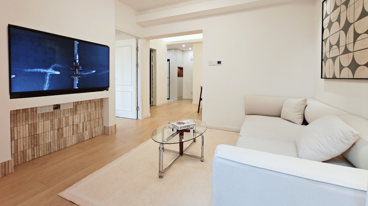 sihe-garden-jingan-xinzha-road-2-bed-1-bath-floor-heating-shanghai-rentals (1) 2-bed, 1-bath unit at Sihe Garden on Xinzha Road in Jing'an. 70 sqm, underfloor heating, separate living and dining rooms. Near Wuding Road Station. 14,500 RMB/month.