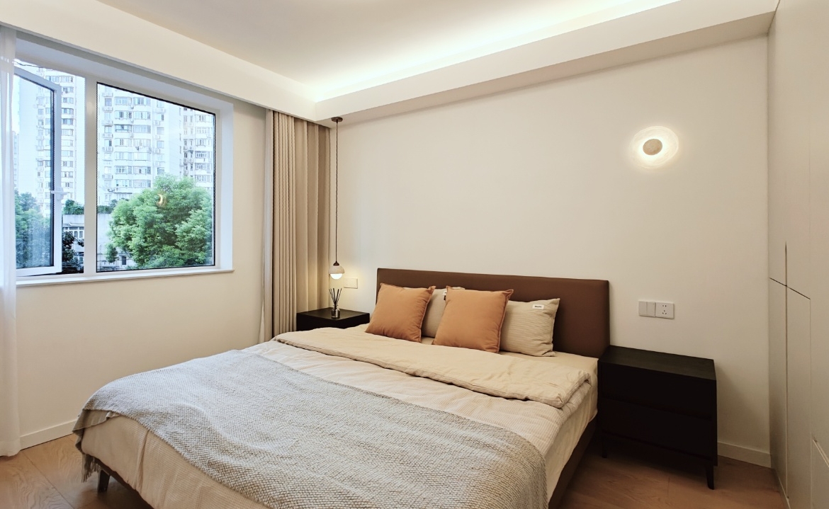 2-bed, 1-bath unit at Sihe Garden on Xinzha Road in Jing'an. 70 sqm, underfloor heating, separate living and dining rooms. Near Wuding Road Station. 14,500 RMB/month.